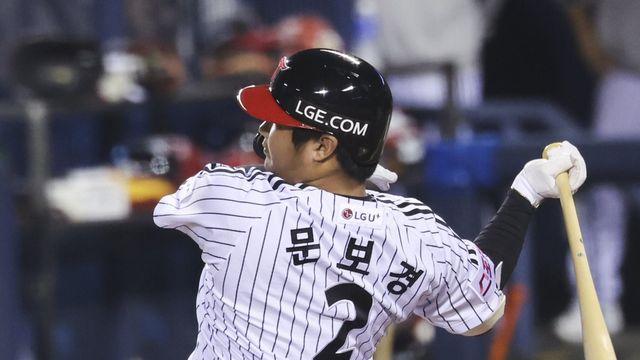 [SD 잠실 라이브] ‘무릎 뒤 불편함’ LG 문보경, 부상으로 교체…선발 손주영도 허리 불편함으로 선수보호차원 교체