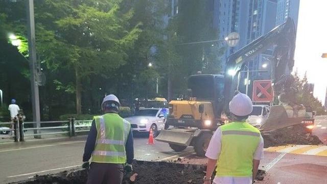 인천 송도국제도시에 깊이 1.2ｍ 싱크홀…복구 작업 중