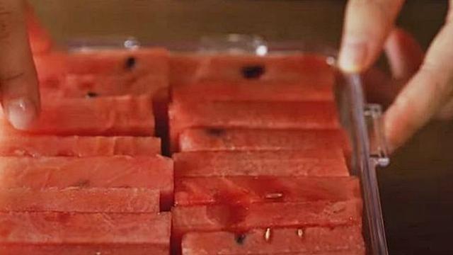 자를 때마다 도마에 과즙이 끈적하고 흥건…수박 깔끔하게 보관하는 법