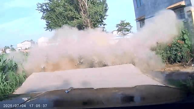 40도 폭염에 도로가 ‘펑!’…“삼륜차 피한 덕에 살았다”(영상)