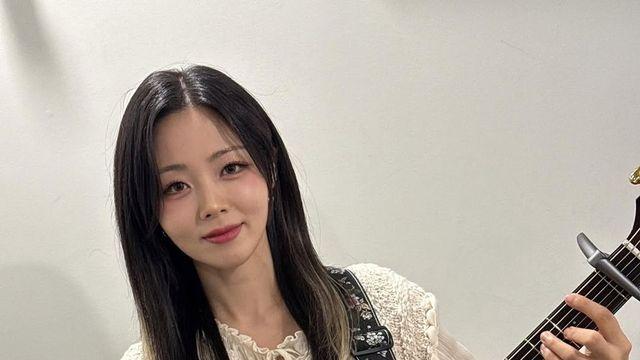 흰, 청초+빈티지 다 잡은 체크 미니스커트룩…포크 소녀 무드 물씬