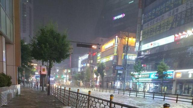 어제밤 부산 사상구 도로 침수 