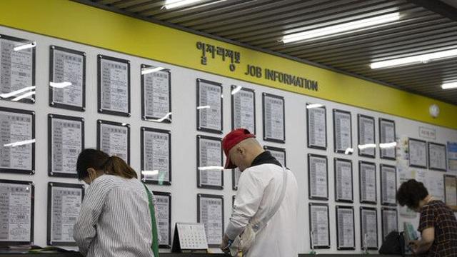 날씨는 연일 폭염, 일자리는 '계속 한파'…1인당 0.39개