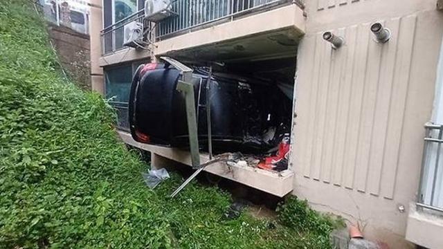 80대 부부 살던 아파트 베란다로 돌진한 승용차