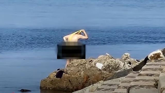 부산 다대포서 알몸 목욕 남성…노란 때타월로 벅벅
