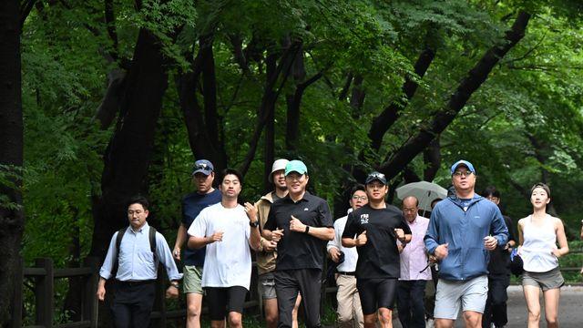 오세훈, '아침현장소통' 시작…남산샤워장 찾아 시민의견 청취