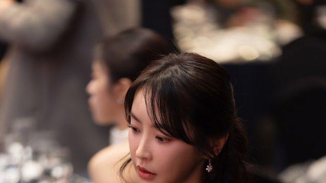 블랙 드레스 장인 정유미, 오프숄더+드레이프 디테일로 우아함 폭발