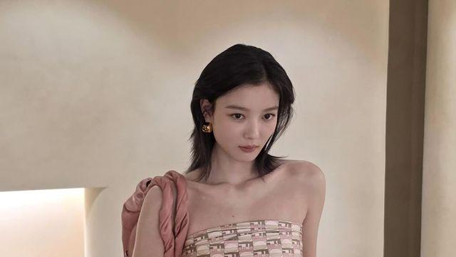 김유정, 쇄골 라인 시원하게 드러낸 스카프 톱 스타일링으로 완성한 우아한 여름 룩