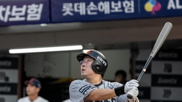“우승 경험한 선수” 가을 야구 바라보는 한화, 마지막 퍼즐은 안치홍…수비 훈련 소화하며 1군 복귀 준비