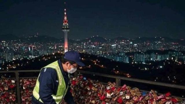 자물쇠 연인들이 헤어지는 이유.jpg
