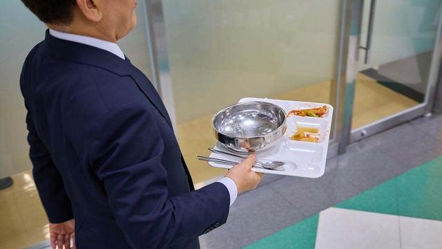 대통령실, 대통령 얼굴이 아예 안 보이는 대통령 사진 공개 화제