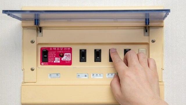 광주 도심서 SUV가 전신주 충돌…438가구 일시 정전