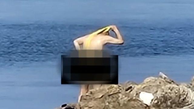 휴가철 해수욕장서 알몸 목욕한 남성…노란 수건으로 ‘쓱쓱’