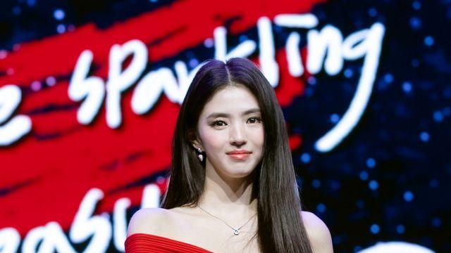 한소희, 레드 오프숄더 원피스 입고 고혹美 폭발 [포토]