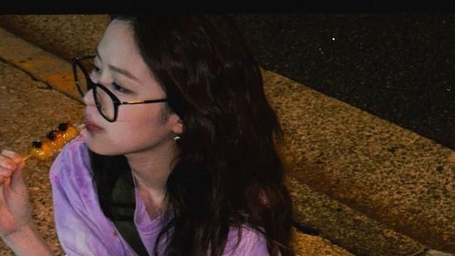 걸크러시 류진의 한밤중 간식 데이트룩, 레트로 안경과 크로스백으로 완성한 트렌디 스타일