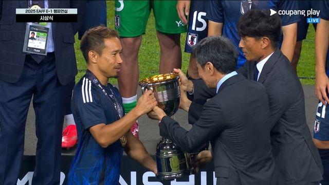[IN VIEW] EAFF 회장 추대된 날 한일전 패배...정몽규 회장, 나가토모에 트로피 전달