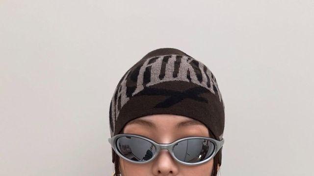 금새록, 빈티지 야구점퍼 + 스터드 슬리브리스로 완성한 쿨걸 룩.