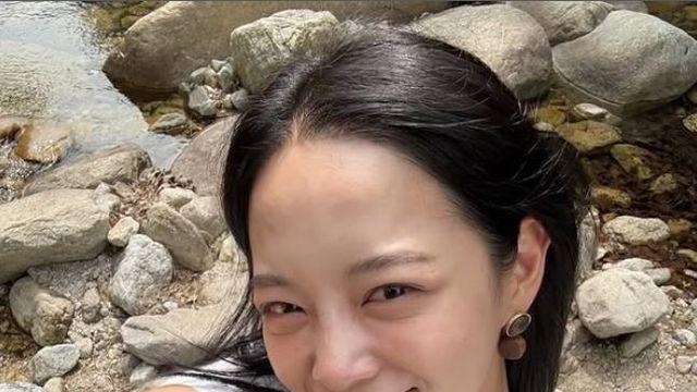 [입스타그램] 김세정의 여름은 ‘계곡 브런치룩’으로 완성된다