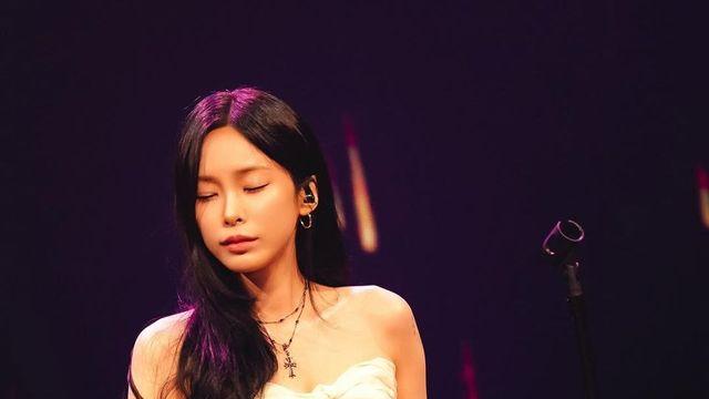 헤이즈, ‘감성 장인’의 무대 위 미니멀 시크: 크림 베이지 오프숄더로 완성한 절제의 미학