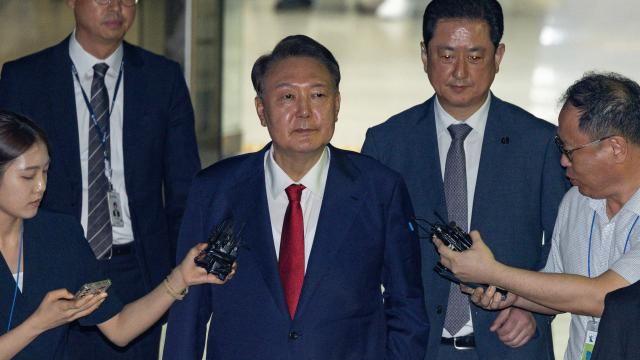 “죄인을 왕 모시듯” vs “왜 뒤집어 씌우냐”…尹-특검 갈등에 서울구치소 ‘불똥’
