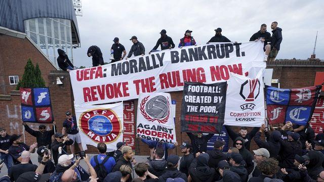 UECL로 강등된 크리스털 팰리스 팬들, UEFA 규탄 시위