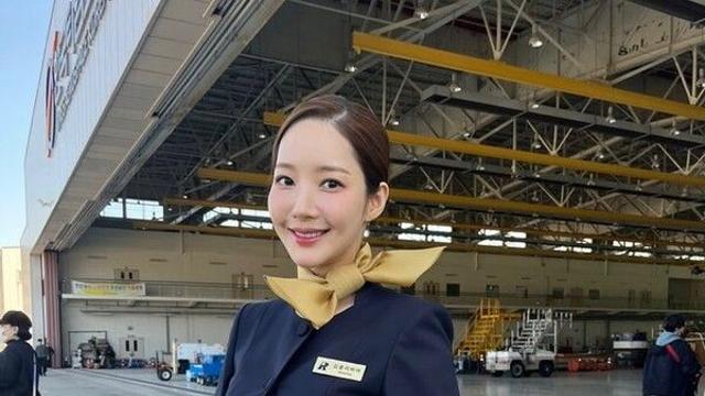 ‘천재 사기꾼’ 박민영, 승무원으로 깜짝 변신