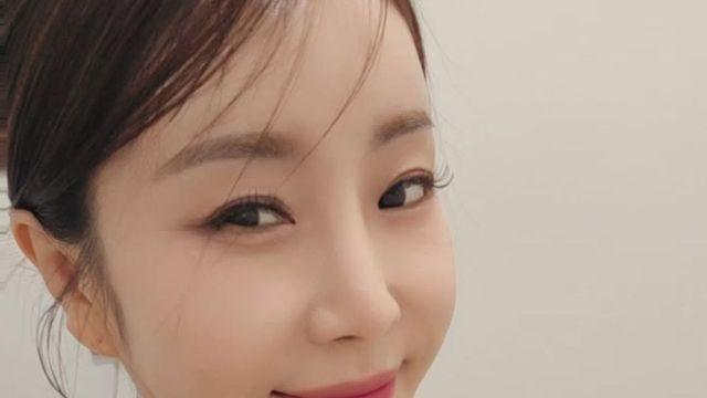 한다감, 올블랙 슬리브리스 룩으로 우아한 아침 인사