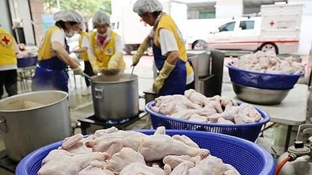 초복에 삼계탕 직접 끓이면 9천원 들어…5년 전보다 35% 올라