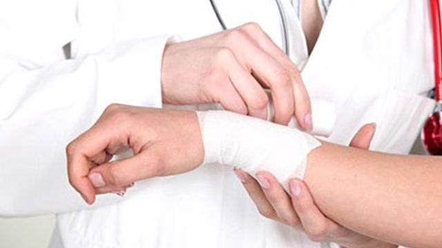 스마트폰 만지다 손목 '찌릿'…장마철 '손목건초염' 주의