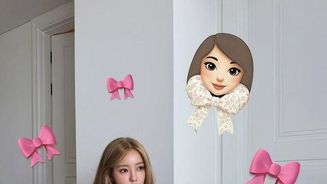 효민, ‘소녀 감성 끝판왕’…리본 백으로 완성한 여름 러블리룩