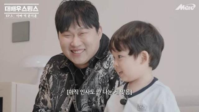 스윙스 유튜브에 출연한 카더가든 아기.jpg