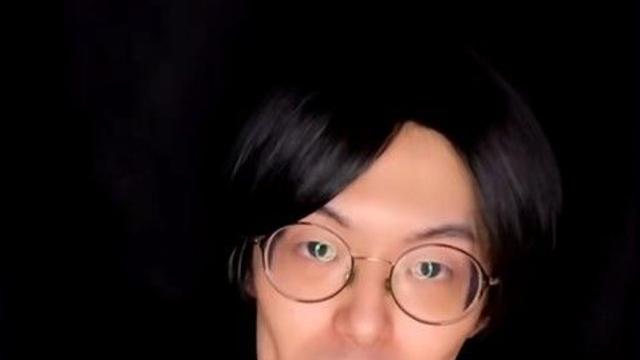 10㎝가 넘는 긴 턱을 개성으로 승화시킨 日 인플루언서
