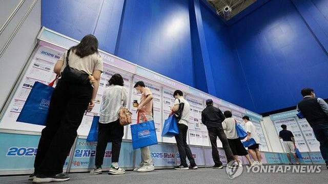 제조업·건설업 고용 부진 속 취업자 18만 명 증가
