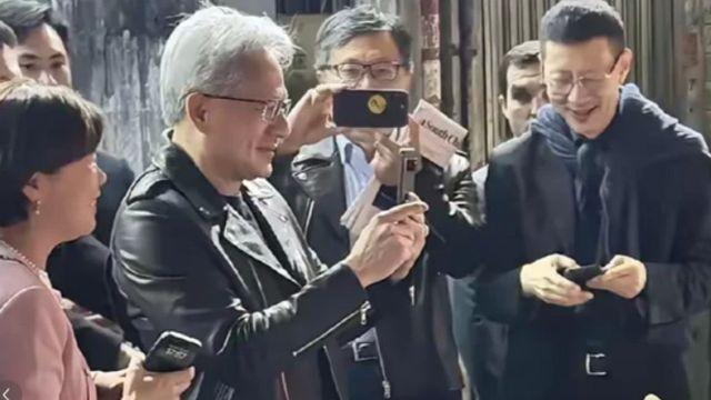 젠슨황, 화웨이 휴대폰 극찬. 하지만 그가  실제 사용하는 휴대폰은?