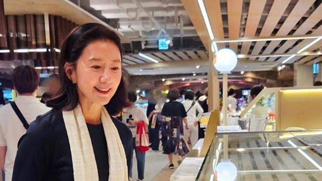 58세 김희애, 30대도 울고 갈 미모 “나이를 거꾸로”