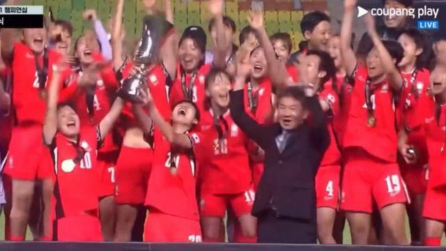 [IN ISSUE] 정몽규 회장, 20년 만 동아시안컵 우승 기쁨 만끽...지소연에 트로피 전해준 뒤 '번쩍'