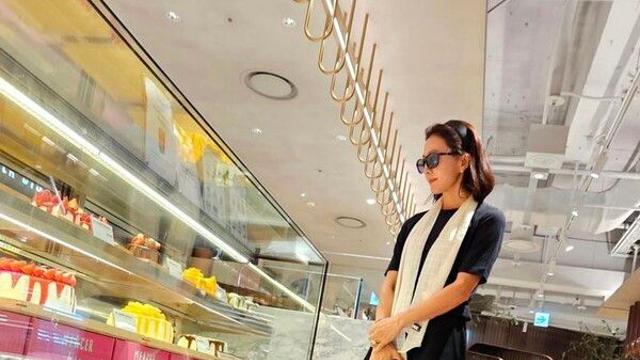 케익 쇼핑하는 김희애…하얀 스카프에 선글라스 센스