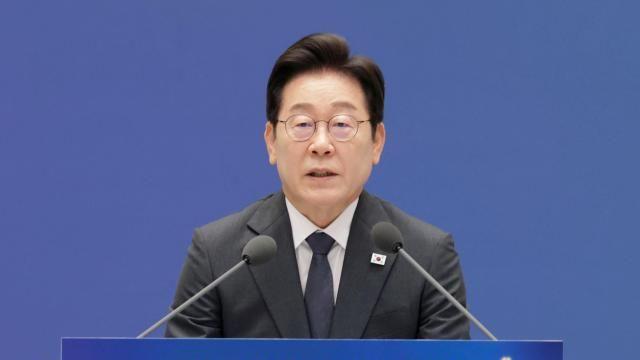 고개 숙인 李 대통령 