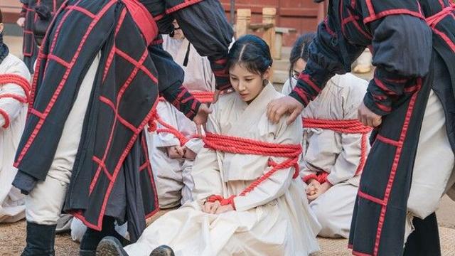 단역 서현, 남주 옥택연과의 사랑의 대가는 사형('남주의 첫날밤을 가져버렸다')