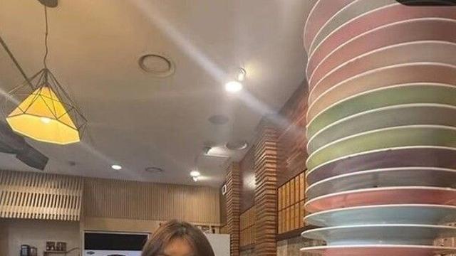 신애라 대식가였나?…스시 접시 산더미 '깜짝'