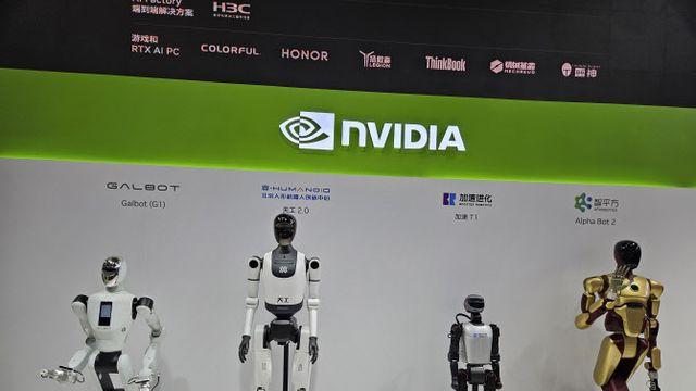 [르포]전시회장 점령한 로봇들, 악수 청하니 손을 건넸다