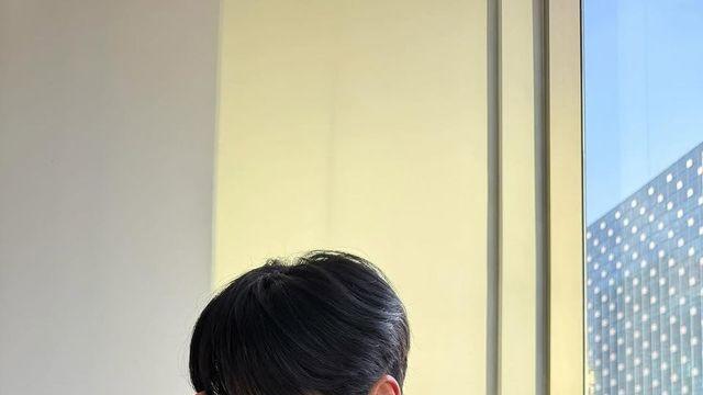 ‘청량 미소 장인’ 김선호, 라이트 데님 셔츠로 완성한 여름 데일리룩