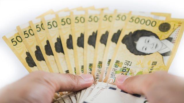 사귀자며 20대 여성의 부모 돈 100억 원 가로 챈 20대 남성…징역 20년