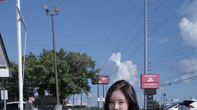 'MZ 아이콘' 김민설, 거리를 런웨이로 만든 Y2K 스타일링