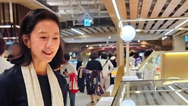김희애, 굽 없는 신발 신어도 비율이 이 정도…