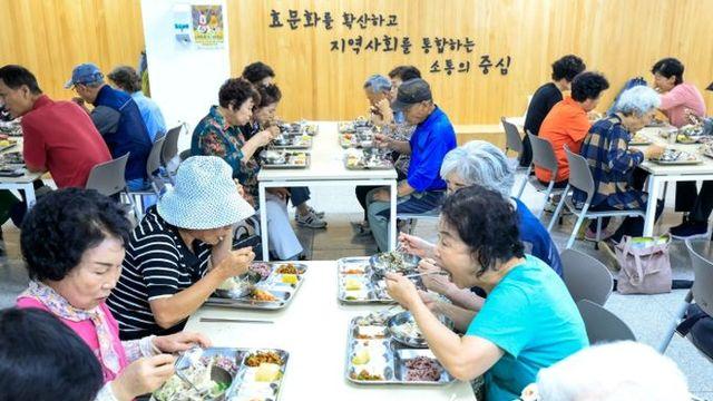 정명근 화성특례시장, 초복 맞이 노인복지관 경로식당 배식봉사로 어르신 건강 기원