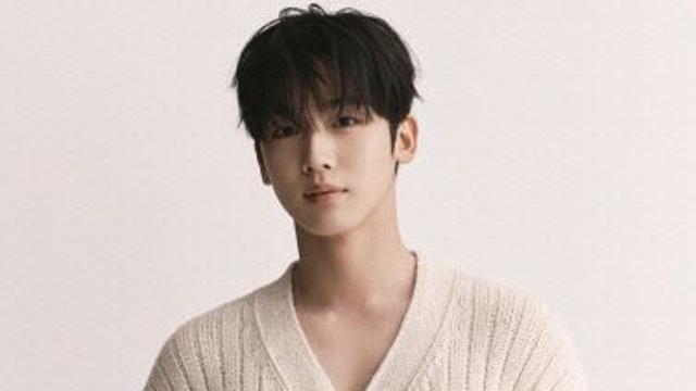 위아이 김요한-베이비돈크라이 이현·미아, LG 홈경기 승리기원 시구