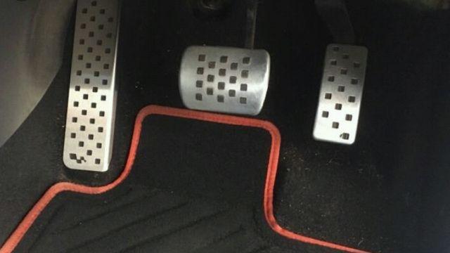 자동차 왼발 받침대의 정체는? 코너링 안정성부터 피로 감소까지