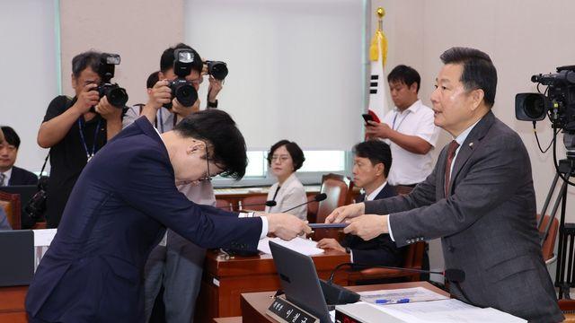 산자장관 청문회, '청문보고서 일괄 보류' 野방침 놓고 신경전