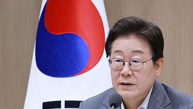 이 대통령 “헌법도 현실에 맞게 새로 정비하고 다듬어야 할 때”